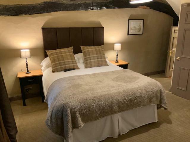 Swan & Talbot Inn Уэтерби Экстерьер фото