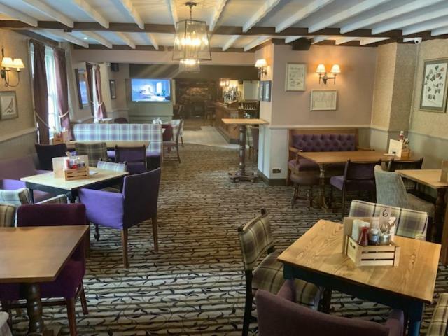 Swan & Talbot Inn Уэтерби Экстерьер фото