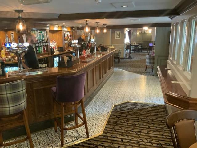 Swan & Talbot Inn Уэтерби Экстерьер фото