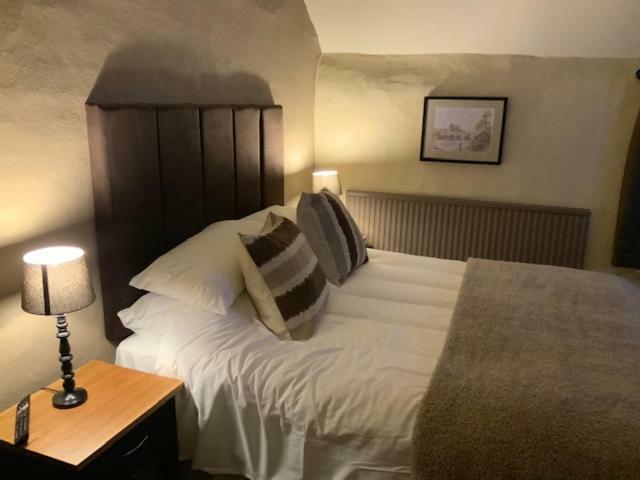 Swan & Talbot Inn Уэтерби Экстерьер фото